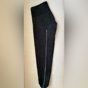 Lululemon heathered charcoal leggings with detail stitching down the back, sz4